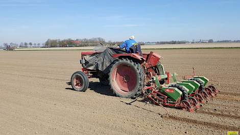 Vandaag weer mooi bezig geweest, twittert akkerbouwer Erik Jan Rampen uit Biddinghuizen. ‘'Opa' begonnen met bieten zaaien, zelf het uienland bewerkt. Mooie start van het seizoen met zulk weer.’