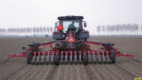 Sinds begin vorige week is de zaai van uien in volle gang. Eind deze week zit 95% van het zaad in de grond.