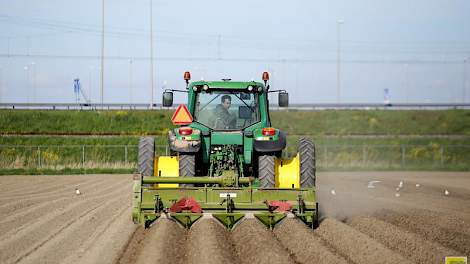 In totaal verzorgt akkerbouw- en loonbedrijf Groenveld 5 hectare aardappelteelt voor Dirk van der Spek. Poten, aanaarden en spuiten hoort bij dit werk. Cees Visser: „Wij zijn op de eerste plaats een akkerbouwbedrijf. Maar we hebben ook een eigen bietenroo