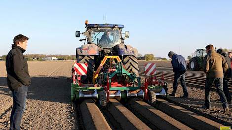 Marc Versprille van Delphy (links) gaf de telers en loonwerkers technische uitleg over de machines. De eerste combinatie tijdens de velddemonstratie was van loonbedrijf Vedelaar uit Nagele: een combinatie van kopeg, aanaardkap en diabolorol.