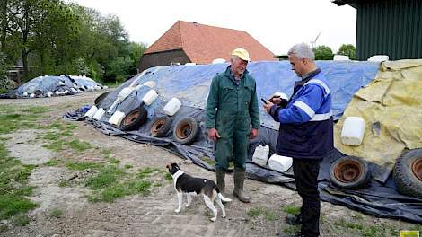 Keurmeester John van Sprundel van de NAK controleert een afvalhoop bij Koos Vervoort uit Stampersgat (NB). De Brabantse akkerbouwer heeft de hoop goed afgedekt.