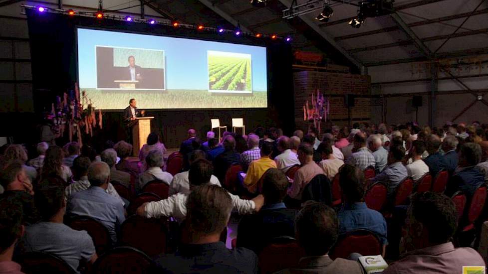 Veldleeuwerik heeft 400 deelnemende boeren en een groep bedrijven sloot zich aan als partners. Op het verjaardagsfeest van 15 jaar Veldleeuwerik luisterden ze samen naar sprekers in de schuur en deden ze mee aan discussies en werkgroepen.