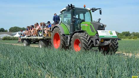 Op platte wagens of lopend gingen de bezoekers naar de verschillende proefvelden.