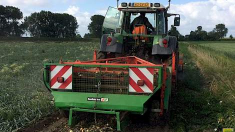 Ruim een week geleden begon Franje met het rooien van de winterplantuien, maar hij zag al snel dat het te droog was om te rooien.