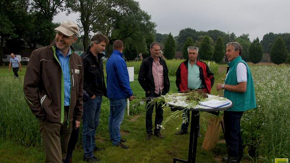 Bernard Bles gaf donderdag uitleg over de groenbemestermengsels van DSV op het veredelingsbedrijf Landgoed Zelder.