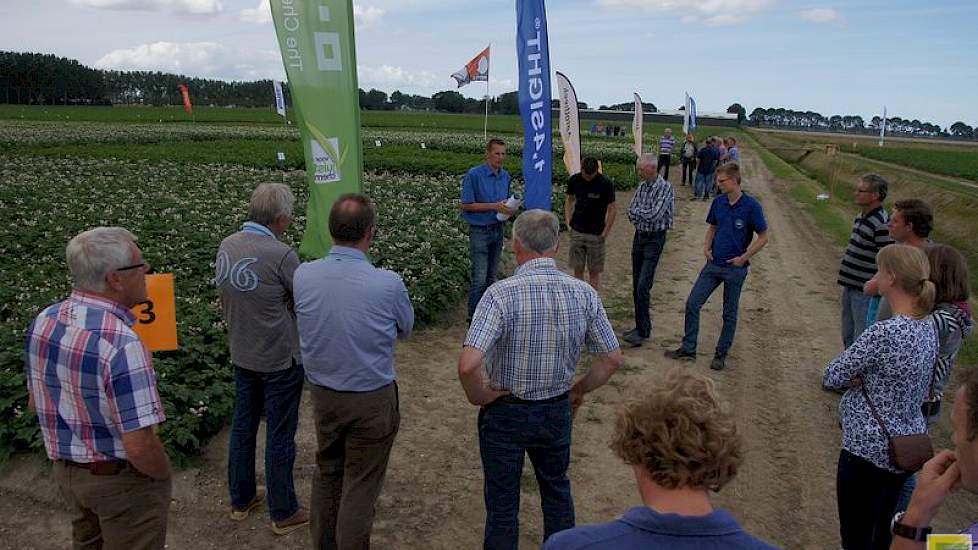 Bert Westhoff van BASF (tussen de vlaggen) praat telers bij over de ontwikkelingen in de rhizoctoniabeheersing.