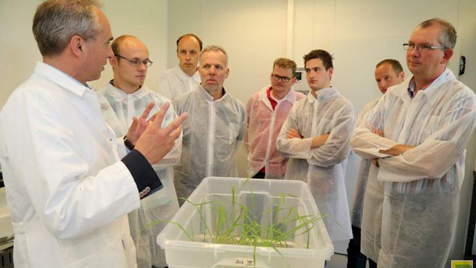 Bert-Jan van Dinter (l) liet vorig jaar de TopBodem-boeren achter de schermen kijken bij Vandinter Semo in Scheemda. Foppe-Jan Dijkstra (midden met rode polo) werkt op zijn bedrijf in Groningen aan een organische stofrijke bodem.