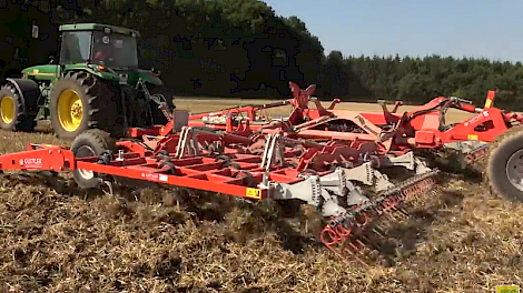 Cultivator van Güttler achter John Deere 8100.