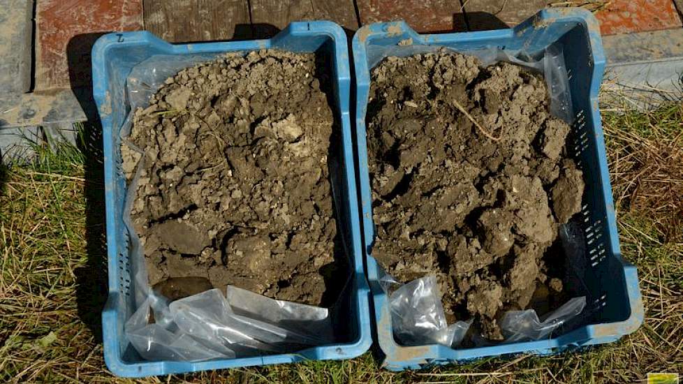 Het verschil tussen grond na het ploegen en na minimale grondbewerking. In de linkerkist geploegde grond, deze grond is fijn maar heeft hardere en scherpere kluitjes. Rechts is de grond niet geploegd: deze grond heeft meer samenhang.