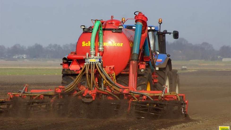 Injecteren is de norm in Nederland, maar volgens Peter van Hoof is het effect van bovengronds uitrijden van drijfmest veel beter. Hij vond een veel actiever bodemleven bij bovengronds uitrijden.