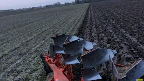 Vanwege de overvloedige regen in september verkiest Bouke Witteveen op zijn slempgevoelige land ploegen boven Niet Kerende Grondbewerking (NKG).