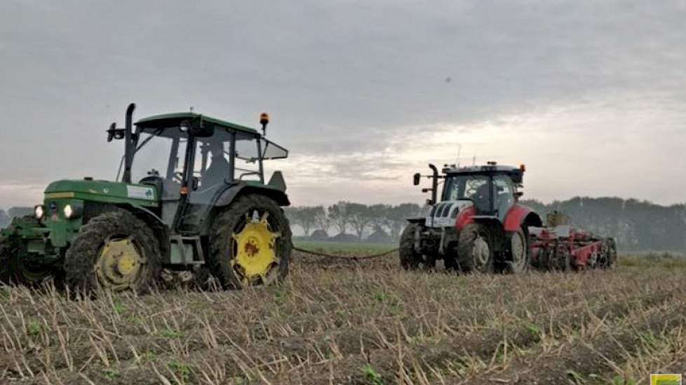 Met behulp van de trekker van de buurman haalde akkerbouwer Goudsblom de laatste 2 hectare pootaardappelen van het land.