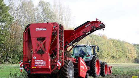 Akkerbouwer Nanne Sterenborg en zijn neef Evert Hemssems uit Onstwedde (GR) rooien dit jaar hun bieten met een getrokken Grimme Rootster 604 die is voorzien van plaatsspecifieke opbrengstmeting.