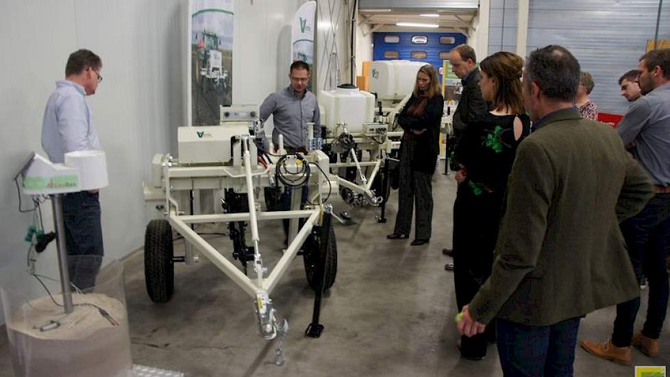 Agrometius heeft een nieuwe, lichte scanner ontwikkeld. Tijdens de masterclass TopBodem in De Meern liet Maarten van Kampen deze scanner van 150 kilo zien aan de deelnemers van het project. De scanner meet organische stof en elektrische geleidbaarheid van