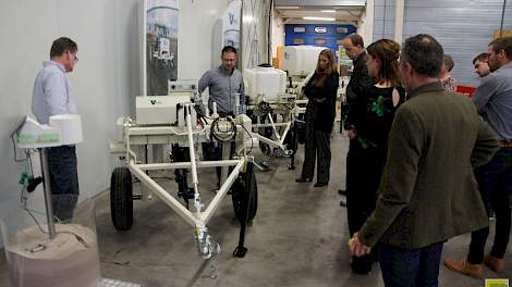 Agrometius heeft een nieuwe, lichte scanner ontwikkeld. Tijdens de masterclass TopBodem in De Meern liet Maarten van Kampen deze scanner van 150 kilo zien aan de deelnemers van het project. De scanner meet organische stof en elektrische geleidbaarheid van