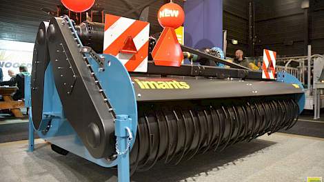 Imants presenteert tijdens de beurs zijn nieuwe 58-serie spitmachine. Daarmee is de serie compleet, zegt Erik Barelds van Imants. De 58 is 400 kilo lichter en ook smaller dan zijn broer 57. Ook het zwaartepunt ligt verder naar voren. Hierdoor kun je op me