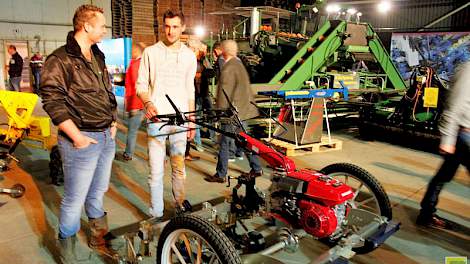 Behalve door zware trekkers voort te trekken machines, waren er ook waar je nog zelf achter zult moeten lopen.