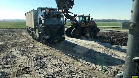 De laatste bieten van oogst 2017 gaan naar de fabriek. Super weertje erbij, aldus Remco Kruit op twitter.