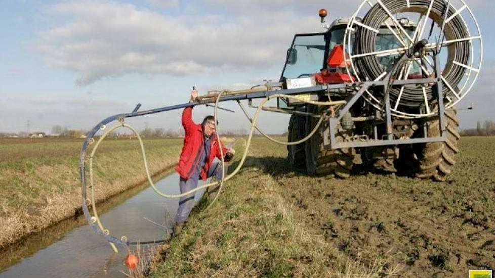 Het leggen van drainage en het spoelen ervan vragen om geduld. Te snel en te hoge druk zijn slecht voor het systeem.