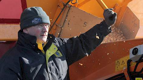 Op donderdag 22 februari gingen volop plantuien de grond in op Flakkee. Op enkele plekken was men ’s morgens al vroeg begonnen en ook weer opgehouden omdat er nog vorst in de grond zat. ’s Middags ging het voorspoedig, met uitzondering van enkele kopakker