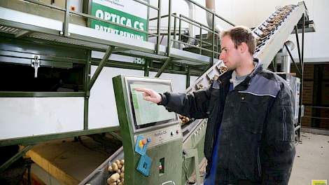 Gerald Maters bij de optische sorteermachine van Schouten Sorting Equipment uit Kampen.