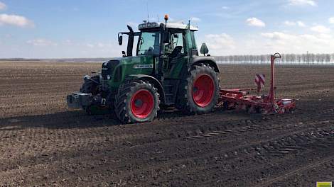 Blitterswijk zaait met zijn 12-rijige zaaimachine van Kverneland.