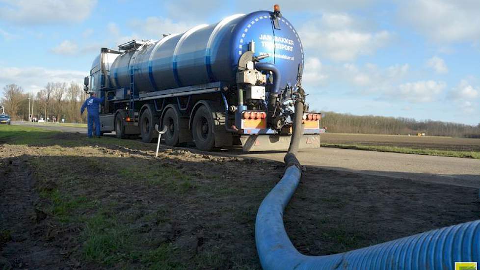 Ton Voncken vraagt zich af of de vorm van de mest (nu meestal drijfmest) negatief uitpakt voor gewassen en voor de emissies van ammoniak en nitraat naar lucht of grondwater.