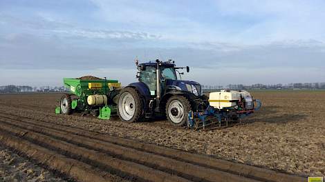 Loonbedrijf Breure plantte vandaag de eerste aardappelen. Er wordt gepoot met een variabele pootafstand, op basis van een taakkaart.