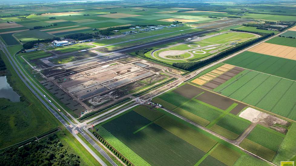 Vanuit de lucht is al duidelijk een blokkenindeling van een terrein met bebouwing zichtbaar (onder). Met graspaden zijn de toekomstige wegen weergegeven.