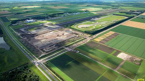 Vanuit de lucht is al duidelijk een blokkenindeling van een terrein met bebouwing zichtbaar (onder). Met graspaden zijn de toekomstige wegen weergegeven.