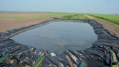 Het einde van een sloot is afgedamd en voorzien van twee lagen plastic. De tarragrond is er in april instort, het water is er in mei opgepompt.