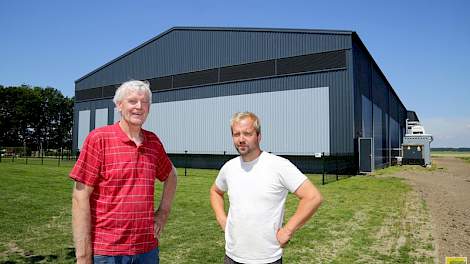 Wim van der Linden (rood shirt) en Laurens Ashouwer werken samen in akkerbouwbedrijf Duo-Farm in Tollebeek (FL). Ze lieten recent een nieuwe kistenbewaring bouwen bij hun bedrijf.