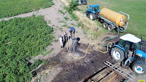 Bas Westerveld (28) die samen met zijn vader Gert en oom Bart de VOF runt, is duidelijk over het waarom van deze actie nu: „Het is extreem droog en het wordt nog droger. En dan ga je dingen zoals dit doen. De grotere percelen van zo’n 5 hectare die ik met