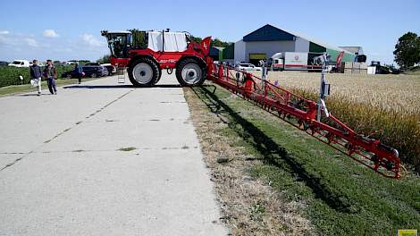 De Agrifac-spuit kan kleine blokjes van ongeveer 50 X 25 centimeter apart doseren.