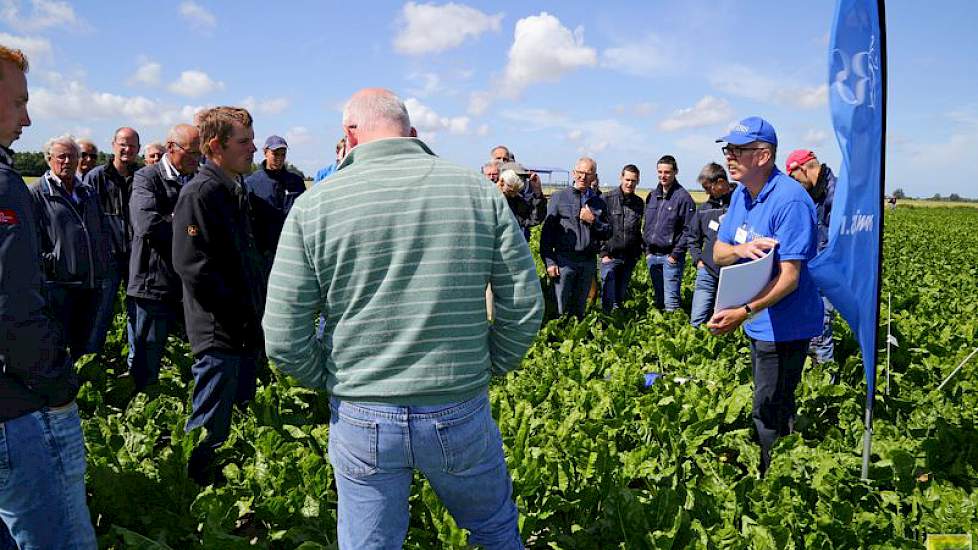 Met het verbod op neonicotinoïden in het speciaal pillenzaad van suikerbieten kan de bietenvlieg weer terrein winnen, legde Jurgen Maassen van suikerbieteninstituut IRS uit aan bezoekers van de Open Dag van Kollumerwaard.