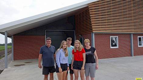 Tienus (51), Marleen (17), Gerwin (15) Sandra (19) en Alie (49) Berkepies voor hun nieuwe vleeskuikenstal voor 32.000 één ster Beter Leven vleeskuikens. Tienus Berkepies (51) houdt samen met zijn vrouw Alie (49) 75.000 vleeskuikens in drie stallen volgens