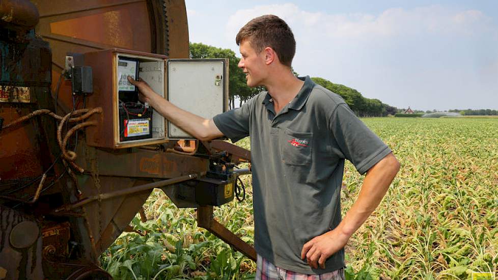 Medewerker Mark van Sleeuwen van akkerbouwbedrijf Derks in Volkel, schakelt de beregeningshaspel in om de  suikerbieten voor de eerste keer te beregenen.