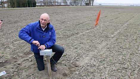 Harm Groeneweg van Bayer CropScience installeert de timer