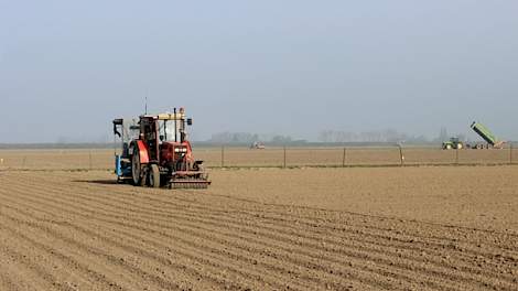 24 april werden de mengsels onder mooie omstandigheden ingezaaid met een van de proefveld-zaaimachines