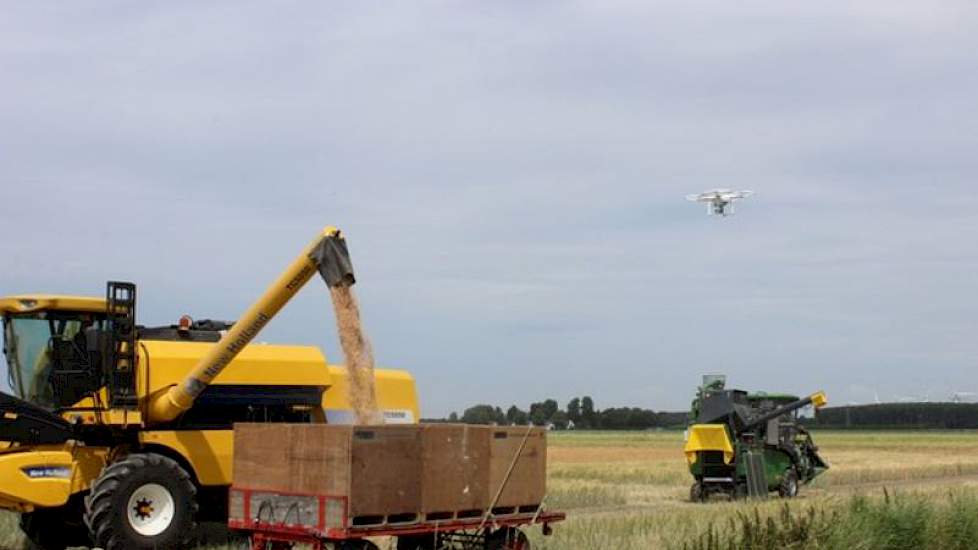 De erwten waren rijp en het weer goed, dus werd met 3 combines uitgerukt om de eerste vermeerderingen te oogsten