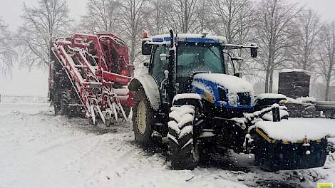 Getrokken Dewulf rooier met sneeuw in pauze-stand. Beeld: Ivo Haartsen