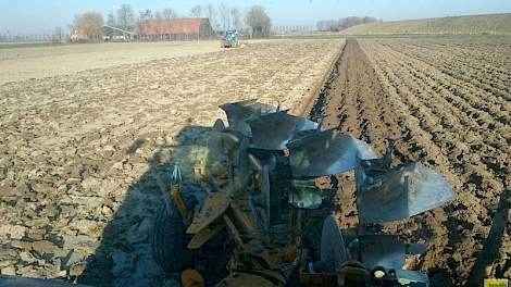 Ploegen van uienland, na het loswoelen vanwege de vorst.