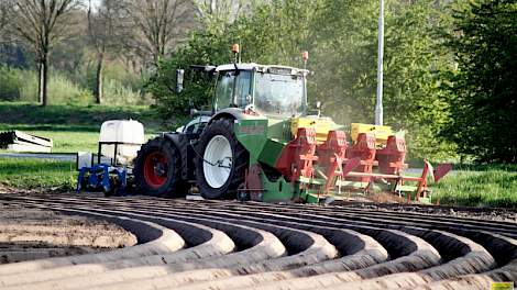 In Malden (GD), op de percelen van boerderij Föllings, pootte akkerbouwbedrijf L.W. Wall uit Leur dinsdag 9 hectare aardappelen van het ras Premiere. De percelen zijn door Wall gepacht.