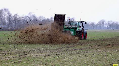 Afspoeling en uitspoeling van fosfaat zijn sterker als de compost niet gemengd wordt met de grond, zo zeggen onderzoekers in Ontario.