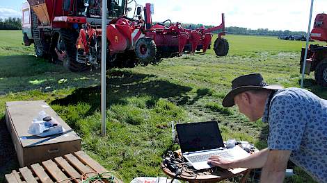 Kees Westerdijk van Aeres Hogeschool in Dronten constateert uit de metingen dat met name in de diepere lagen verdichting ontstaat door de zwaarte van de machines. Zelfs in de grond tussen de contactvlakken van de banden is daar sprake van.