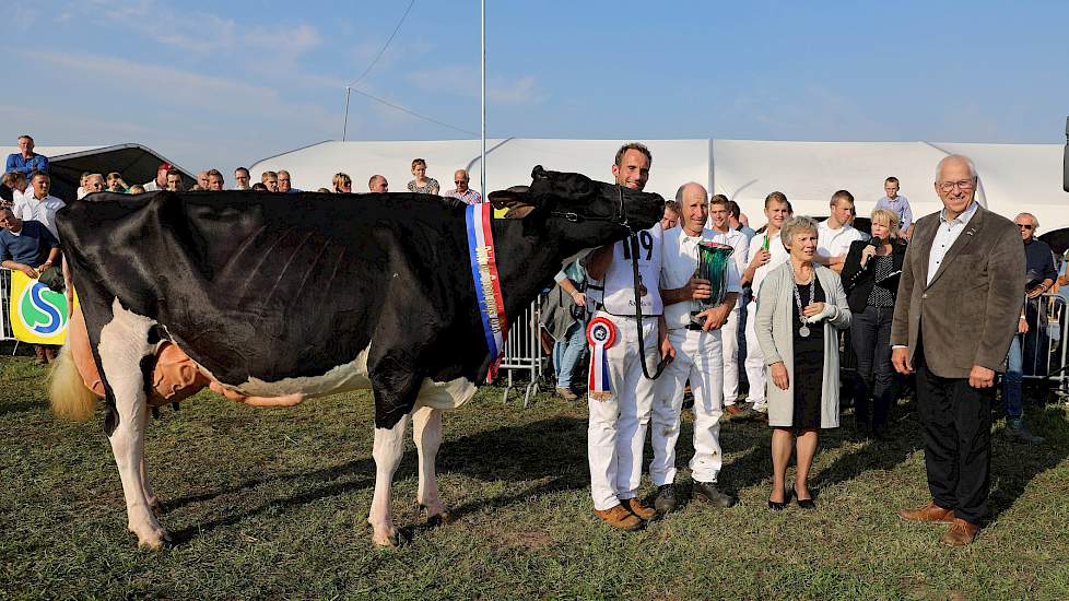 Seniorenkampioene Geertje 567 (Windbrook x Zenith) van de maatschap Van Dijk-De Bruin uit Giessenburg werd tevens verkozen tot algemeen kampioene.