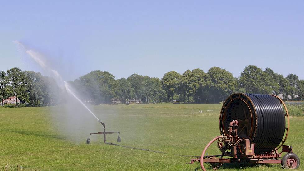 Grasland wordt beregend.