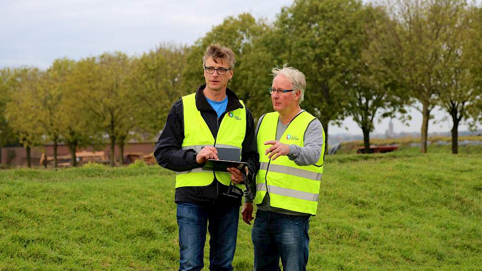 Heemraad Schoonman (links) tijdens een eerdere slootcontrole samen met een medewerker.