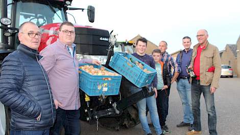 Agrariërs uit Oud-Caberg (gemeente Maastricht) togen dinsdagavond met hun tractoren en gewassen naar de gemeentelijke bijeenkomst over de mogelijke komst van zonneakkers in hun werkgebied.