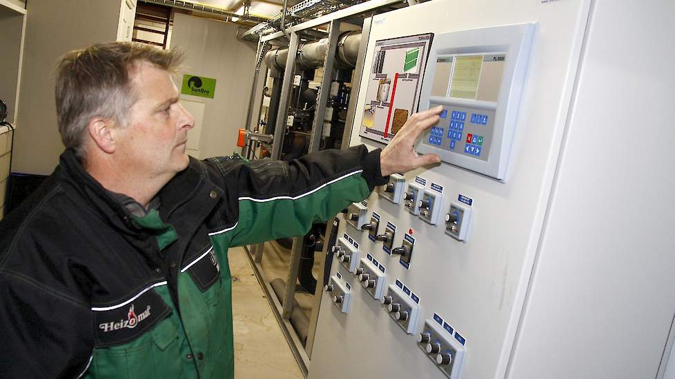 Dick Schieven in het voorportaal van zijn nieuwe SunBro vleeskuikenstal. In december 2012 nam hij deze energie zuinige stal in gebruik.